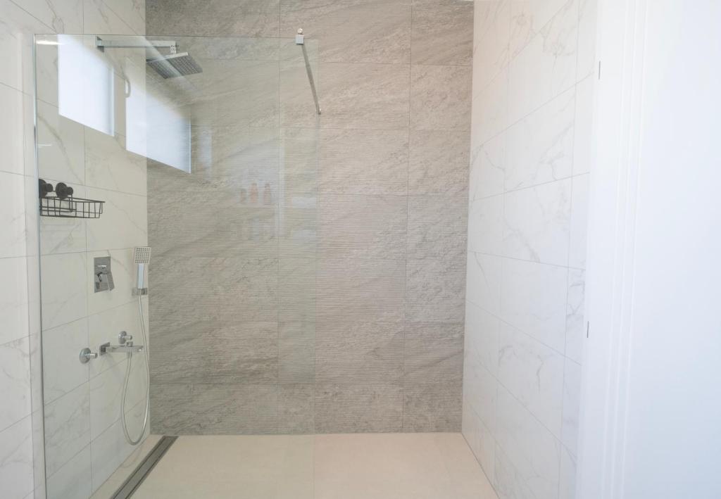 Villa Zulfikar modern bathroom with walk-in shower